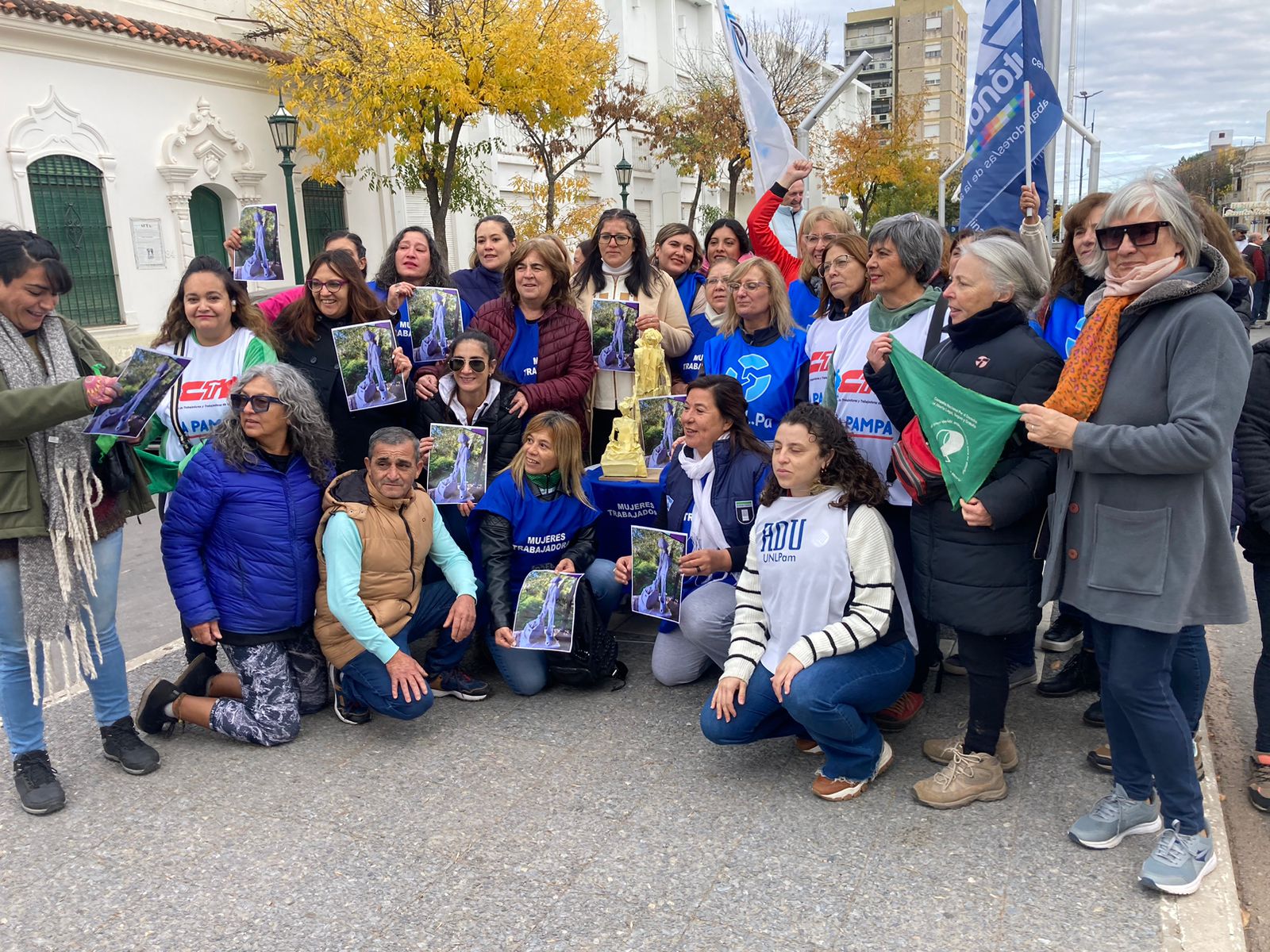 Ofrendas en el Monumento al Trabajador